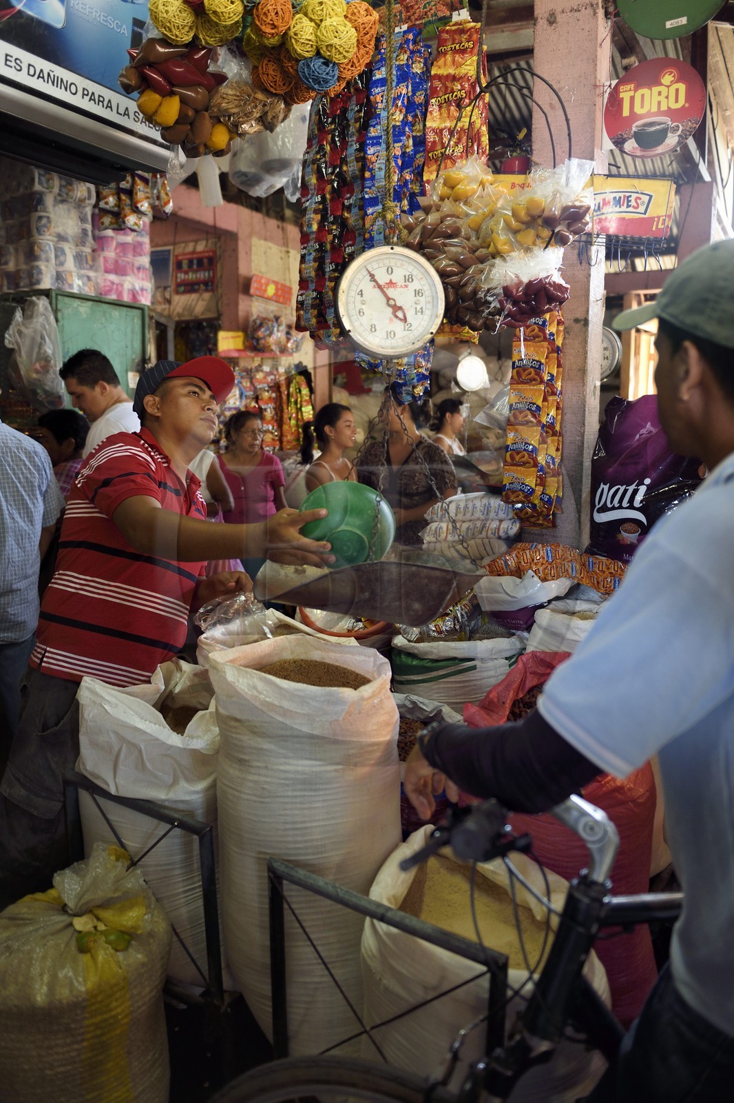 Nicaragua, Leon, marché du quartier de Sutiaba, épicier
