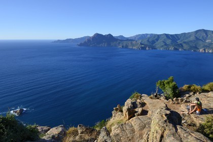 France, Corse-du-Sud (2A), Golfe de Porto, classé Patrimoine Mondial de l'UNESCO, calanches de Piana aux rochers de granit rose depuis le lieu dit du Chateau-Fort, le Capo Senino et la Réserve naturelle de la presqu'île de Scandola en arrière plan