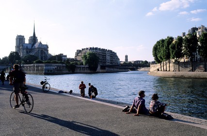 France, Paris (75), Notre-Dame de Paris et l' île de la Cité vue du quai Saint-Bernard