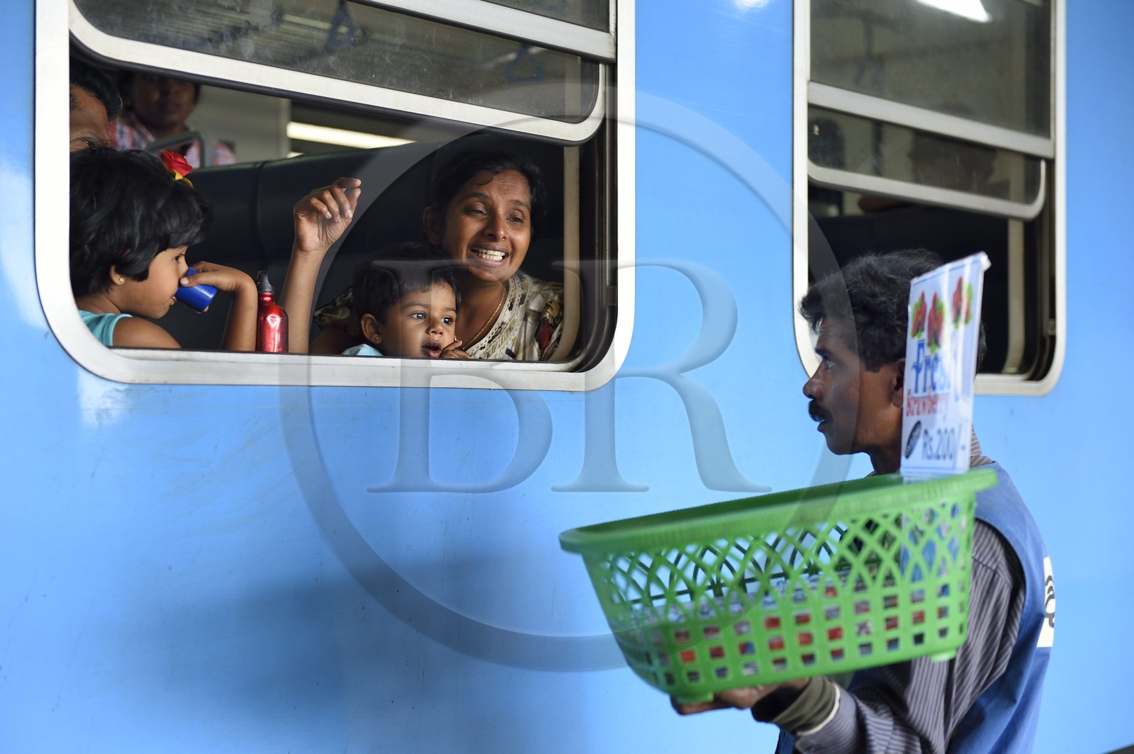 Sri Lanka, Province du Centre, trajet en train dans la région montagneuse de la culture du thé entre Hatton et Badulla, vendeur ambulant à la gare de Nanuoya