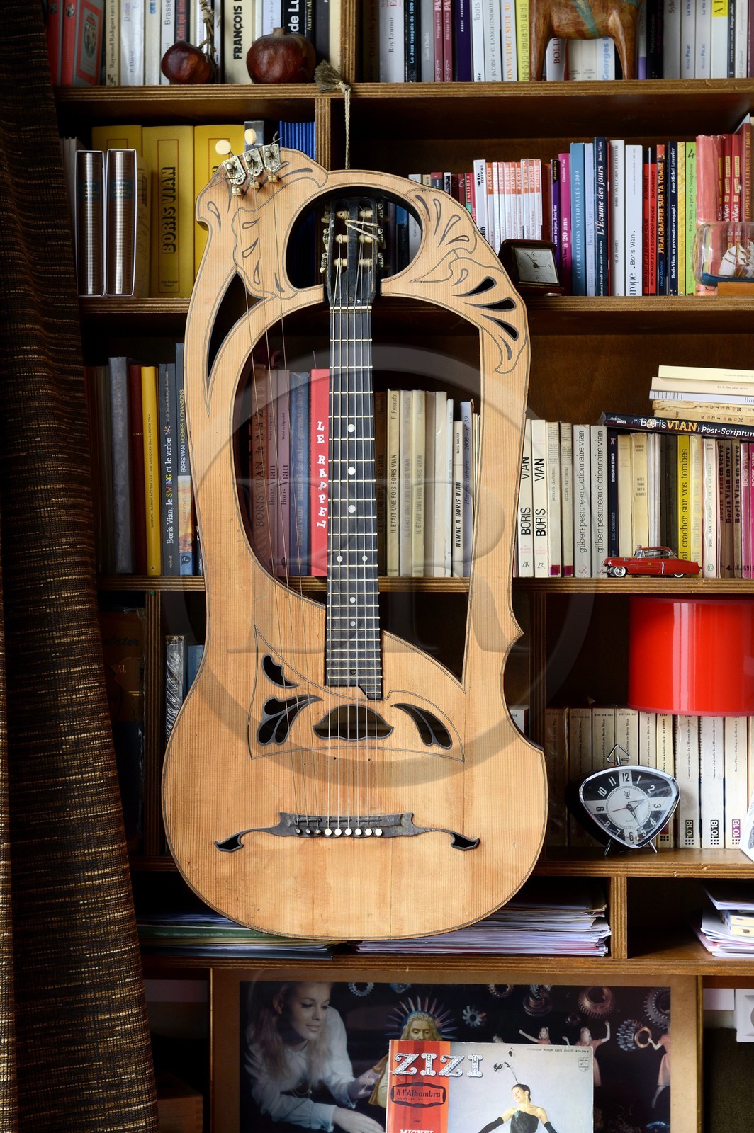 Paris (75), Cité Véron au 94 Bd de Clichy, appartement de Boris Vian, guitare-lyre italienne chinée par Vian et où il a composé la mélodie du Déserteur