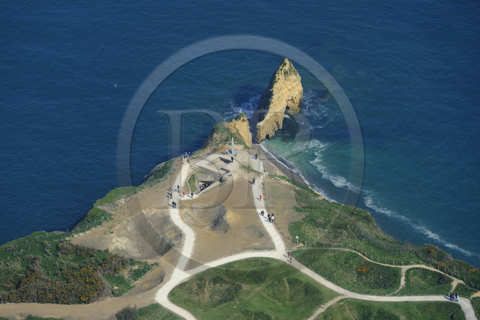 France, Calvados (14), la Pointe du Hoc et des trous d'obus du débarquement du 6 juin 1944 lors de la seconde guerre mondiale, (vue aérienne)