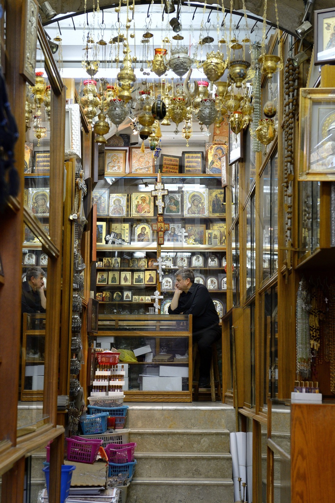 Israel, Jérusalem, ville sainte, vieille-ville classée Patrimoine Mondial de l'UNESCO, quartier chrétien, boutique de souvenirs et de produits religieux des trois religions