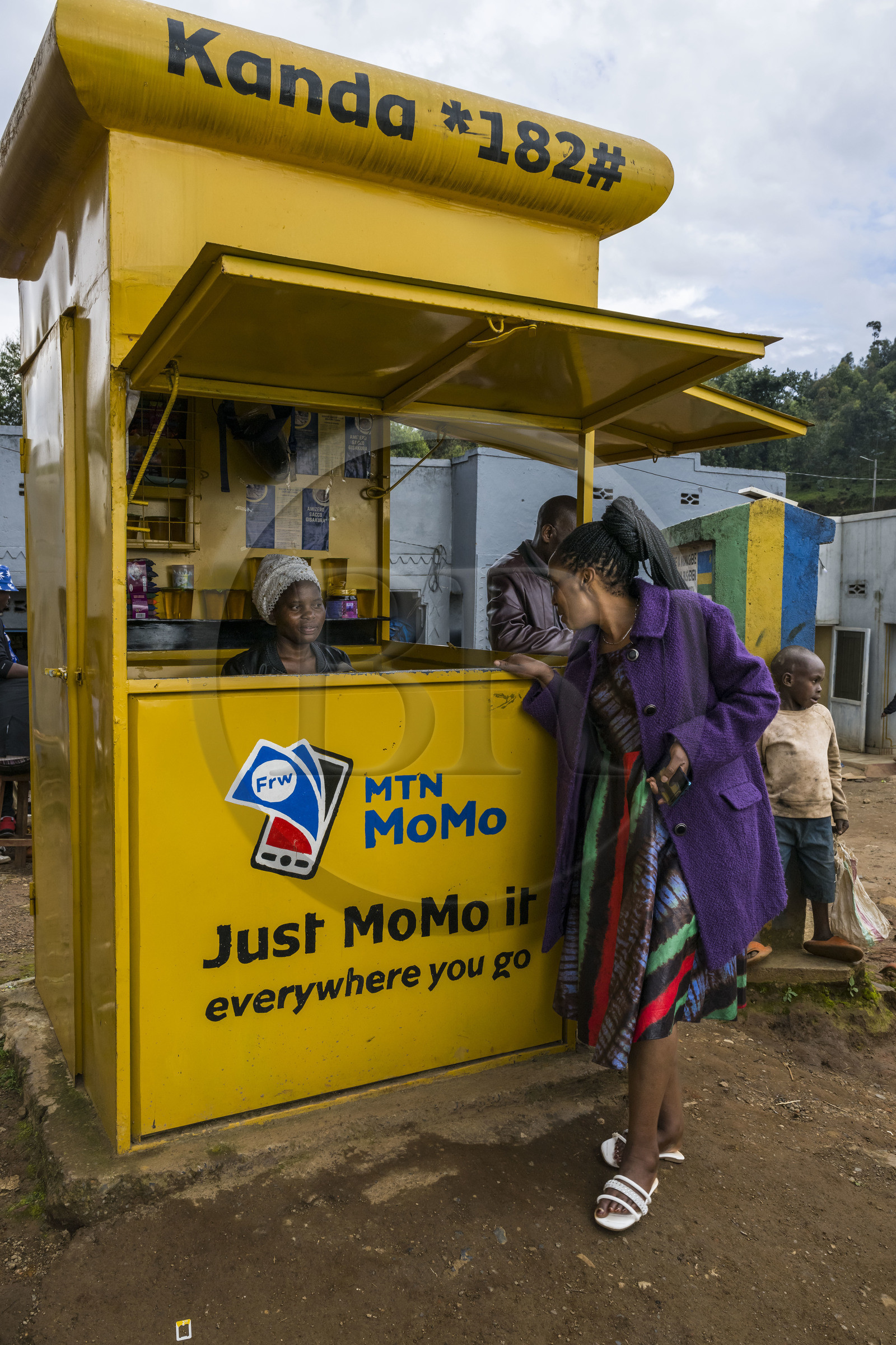 Rwanda, Province de l’Ouest, Gisakura, kiosque de vente du très populaire service de paiement mobile lié à la carte SIM du téléphone mobile du nom de MTN Mobile Money ou MTN MoMo, il permet notamment de payer ses factures, de transférer de l'argent, de déposer ou de retirer de l'argent mais aussi d'acheter des crédits ou des forfaits
