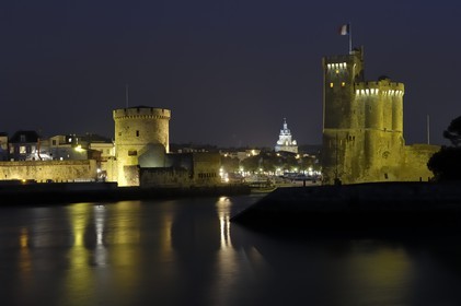 France, Charente-Maritime (17), La Rochelle, la Tour de la Chaine (à gauche) et la Tour Saint-Nicolas protégent l'entrée du Vieux Port