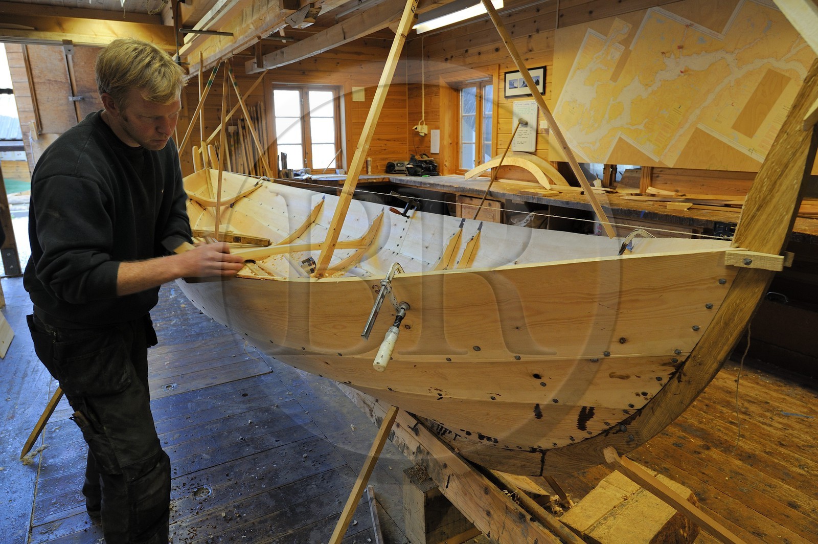 Norvège, Hordaland, Norheimsund, centre de préservation des bateaux Fartoyvernsenter, bateau en bois à rame construit traditionnellement par Bjorn Kvalvik