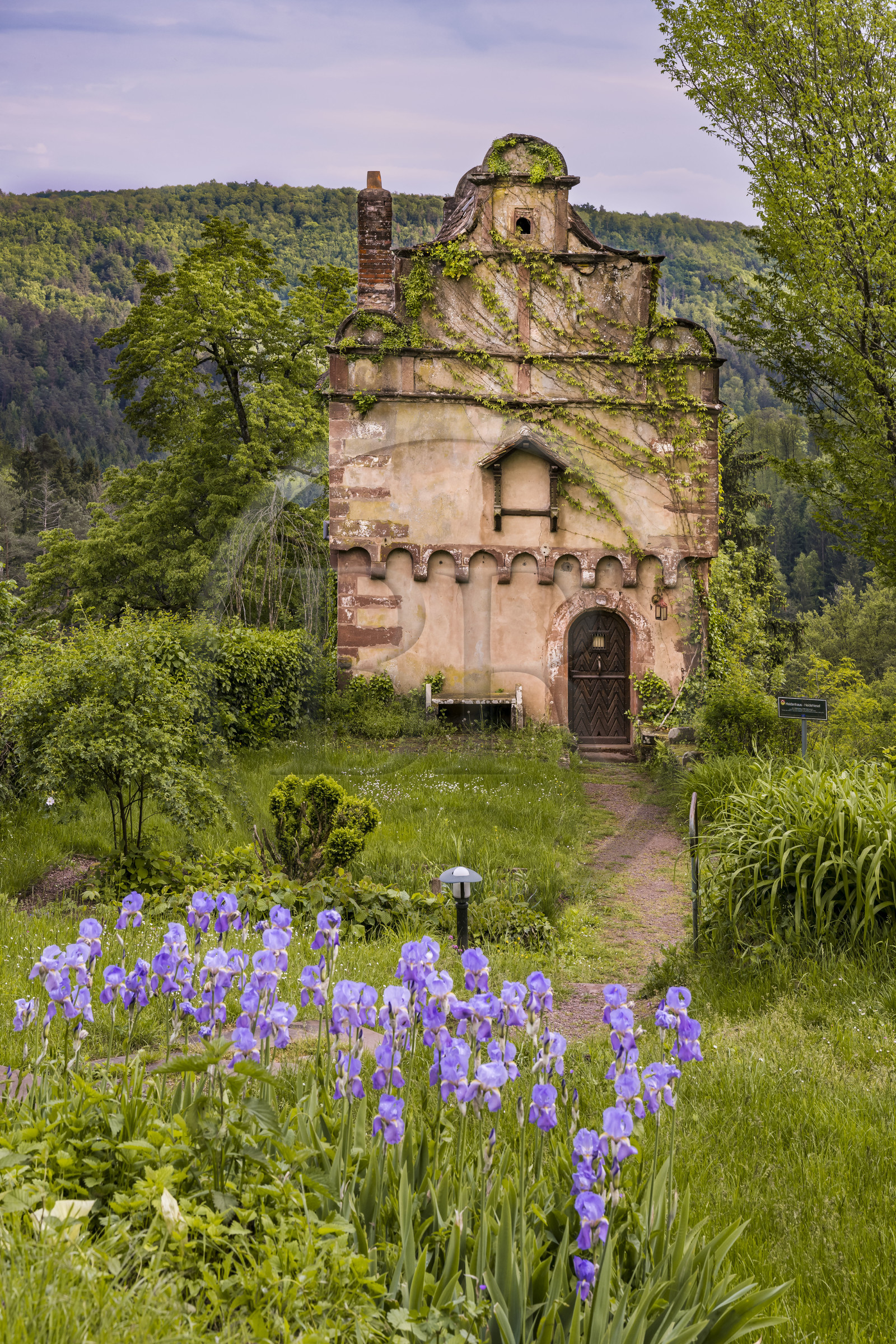 France, Bas-Rhin (67), Parc Naturel régional des Vosges du Nord, La Petite Pierre, maison de garde de style Renaissance appelée Maison des Païens construite en 1534