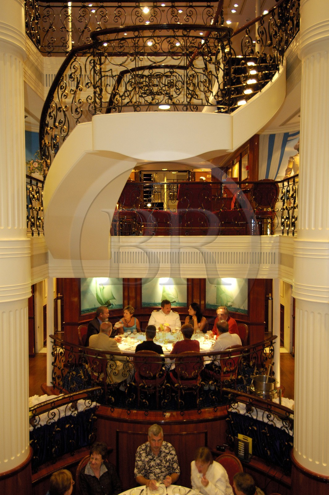 Caraïbes, Croisière sur le bateau Royal Clipper, la table du capitaine dans l'atrium