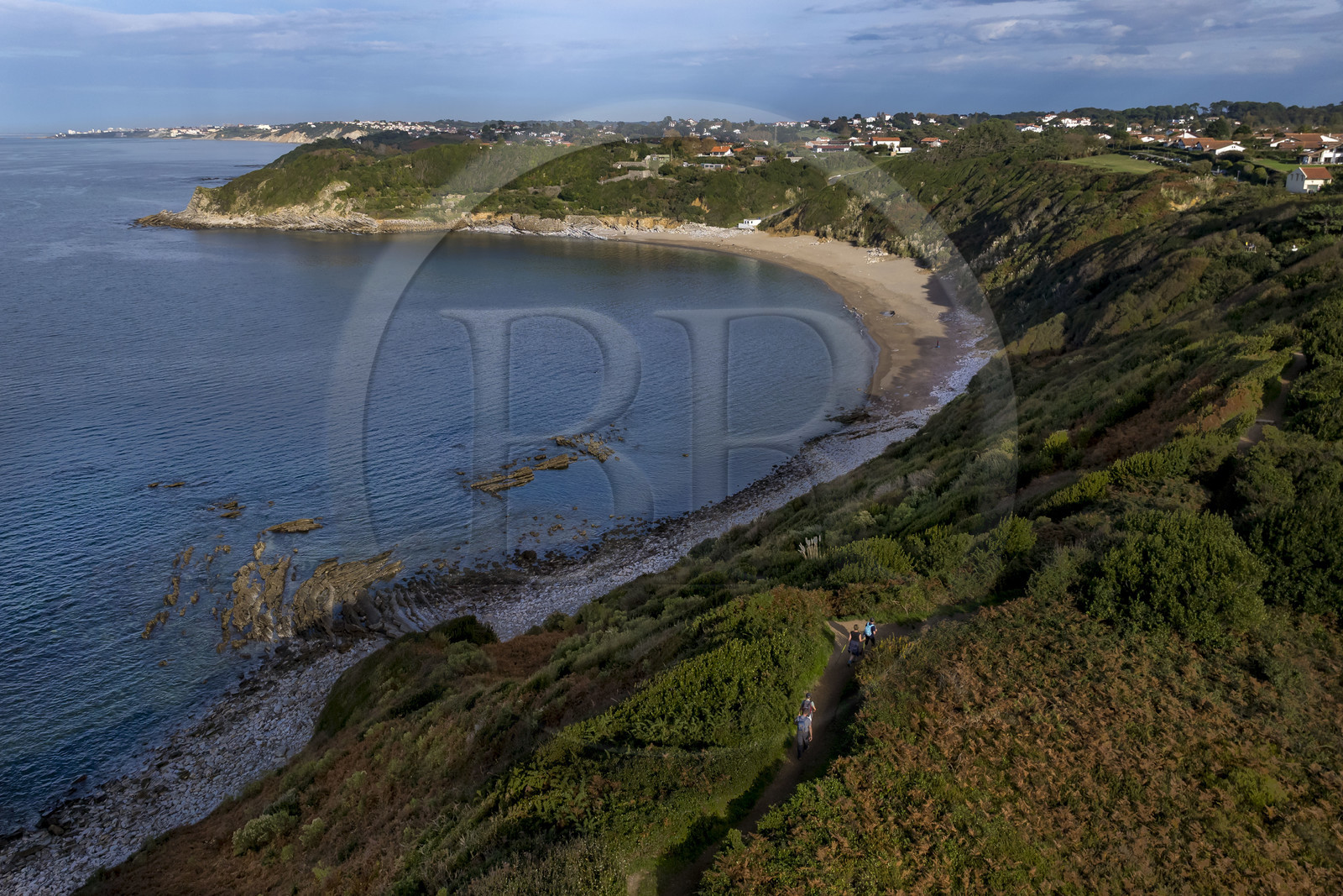 France, Pyrénées-Atlantiques (64), la côte du Pays-Basque, Saint-Jean-de-Luz, le sentier du littoral sur le GR 8 surplombant la plage de Lafitenia et la cote entre Guéthary et Biarritz en arrière plan (vue aérienne)