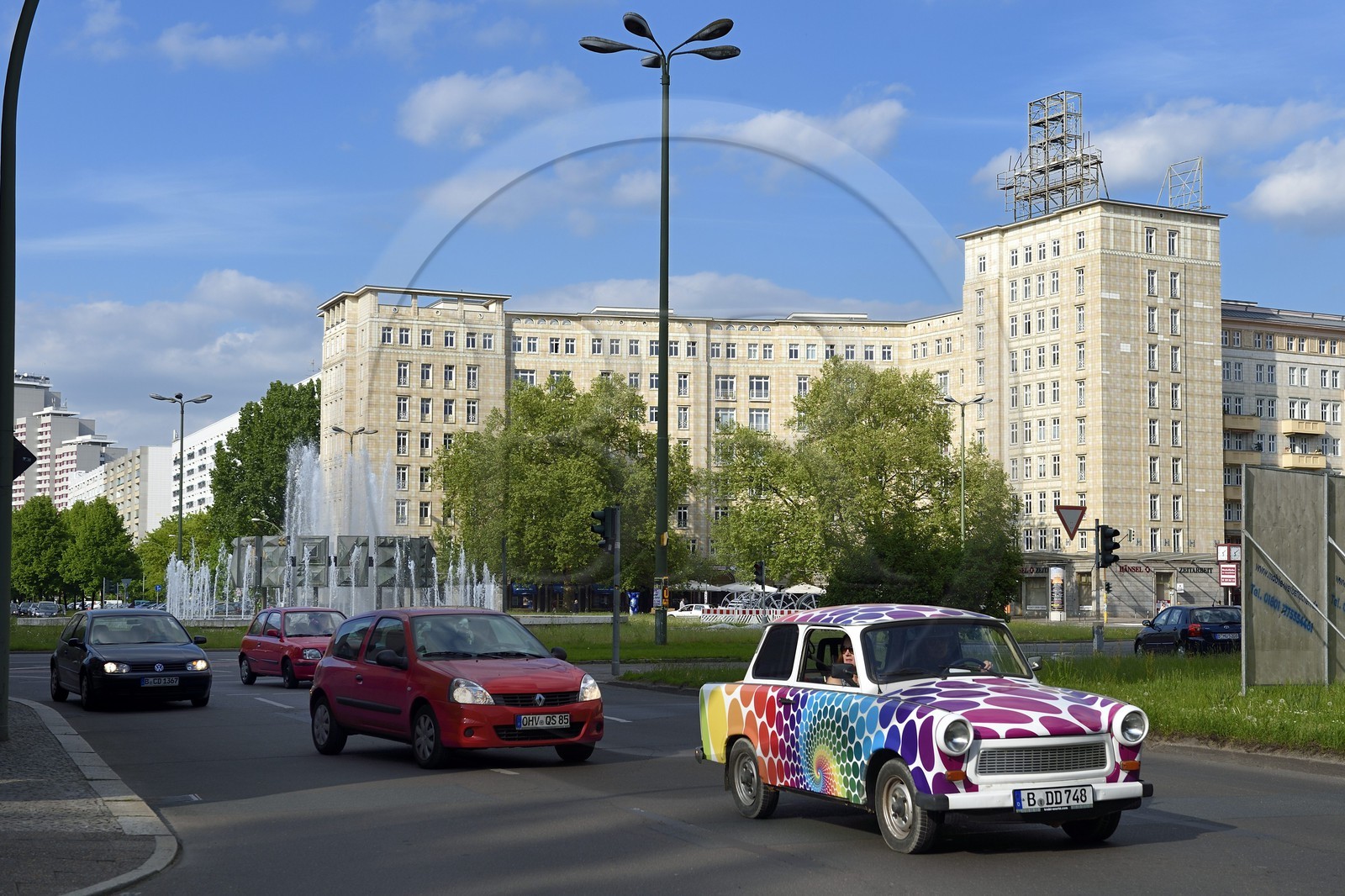 Allemagne, Berlin, la Karl-Marx Allee est la plus grande artère du pays menant d'Alexanderplatz à Frankfurter Tor et le régime communiste y faisait défiler son armée chaque année, voiture Trabant relookée