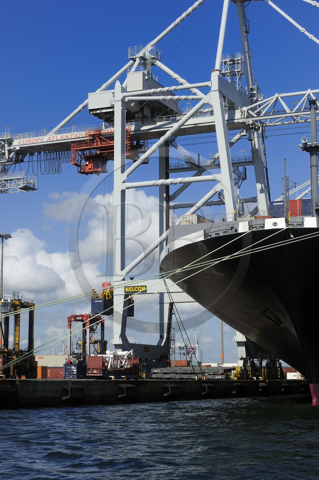 France, Seine-Maritime (76), Le Havre, port de commerce, porte-conteneurs dans le Bassin de chargement René Coty et grues