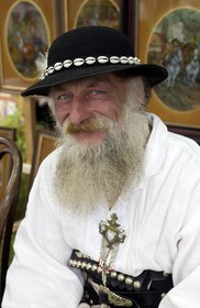 Pologne, Petite Pologne, Carpates, artisan en costume traditionnel de la région