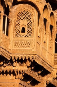 Inde, état du Rajasthan, Fort de Jaisalmer, fenêtres ouvragées (jali) du Palais royal (Raj Mahal Palace)