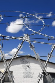 Namibie, région de Khomas, Windhoek, township de Katutura, Penduka Village, barbelés des murs d'enceinte