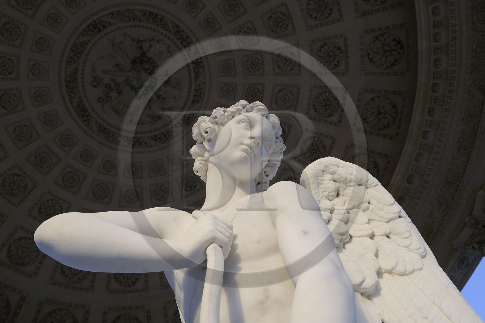 France, Yvelines (78), château de Versailles, classé Patrimoine Mondial de l'UNESCO, le domaine de Marie-Antoinette, jardin du Petit Trianon, le Temple de l'Amour, statue de Cupidon de Bouchardon intitulée L'Amour taillant son arc dans la massue d'Hercule