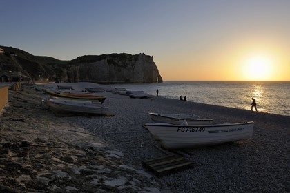 France, Seine-Maritime (76), Pays de Caux, Côte d'Albâtre, Etretat, la falaise d'Aval et la plage de la ville avec les barques de pecheurs