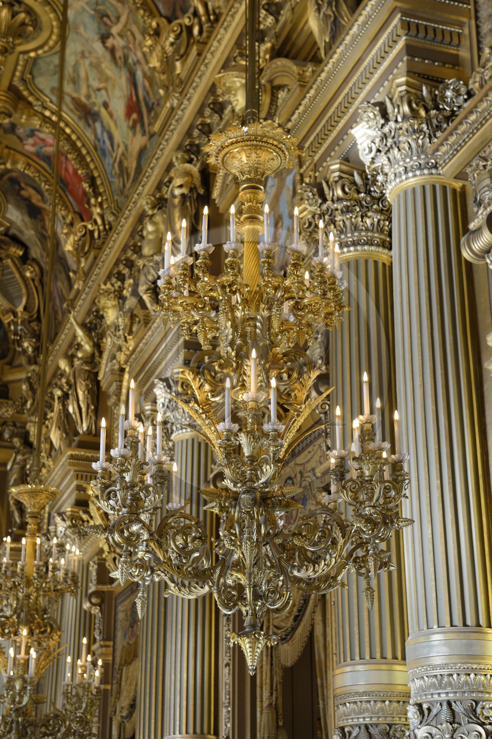 France, Paris (75), Opéra Garnier, lustre dans le Grand Foyer