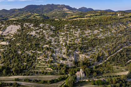 France, Vaucluse (84), Dentelles de Montmirail, Beaumes-de-Venise, la chapelle Notre-Dame d'Aubune des XIe et XIIIe siècles au pied du plateau des Courens et dominée par le Rocher du Diable, la chapelle Saint-Hilaire est en haut sur la droite (vue aérienne)