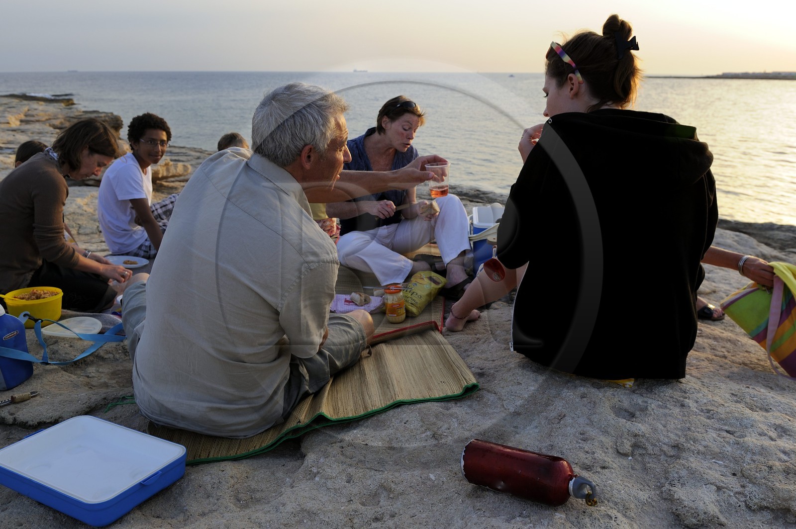 France, Bouches-du-Rhone, Cote Bleue, Sausset-les-Pins, family picnic by the sea at Anse du Verdon