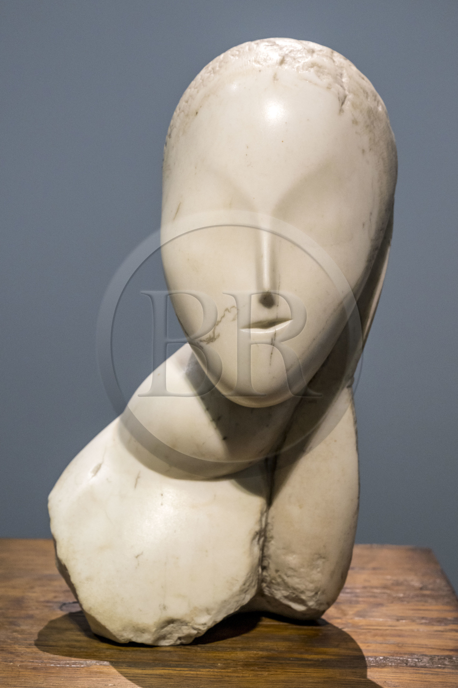 France, Paris (75), quartier des Halles, le Centre Pompidou aussi apellé Beaubourg, Musée National d'Art Moderne (MNAM), exposition retrospective Brancusi, une Muse, 1912, marbre sur socle en chêne