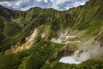 Caraïbes, Ile de la Dominique, Castle Bruce, Parc national du Morne Trois Pitons classé Patrimoine Mondial de l'UNESCO, Vallée de la Désolation, Boiling Lake, deuxième plus grand lac en ébullition du monde issu d'une fumerolle inondée (vue aérienne)