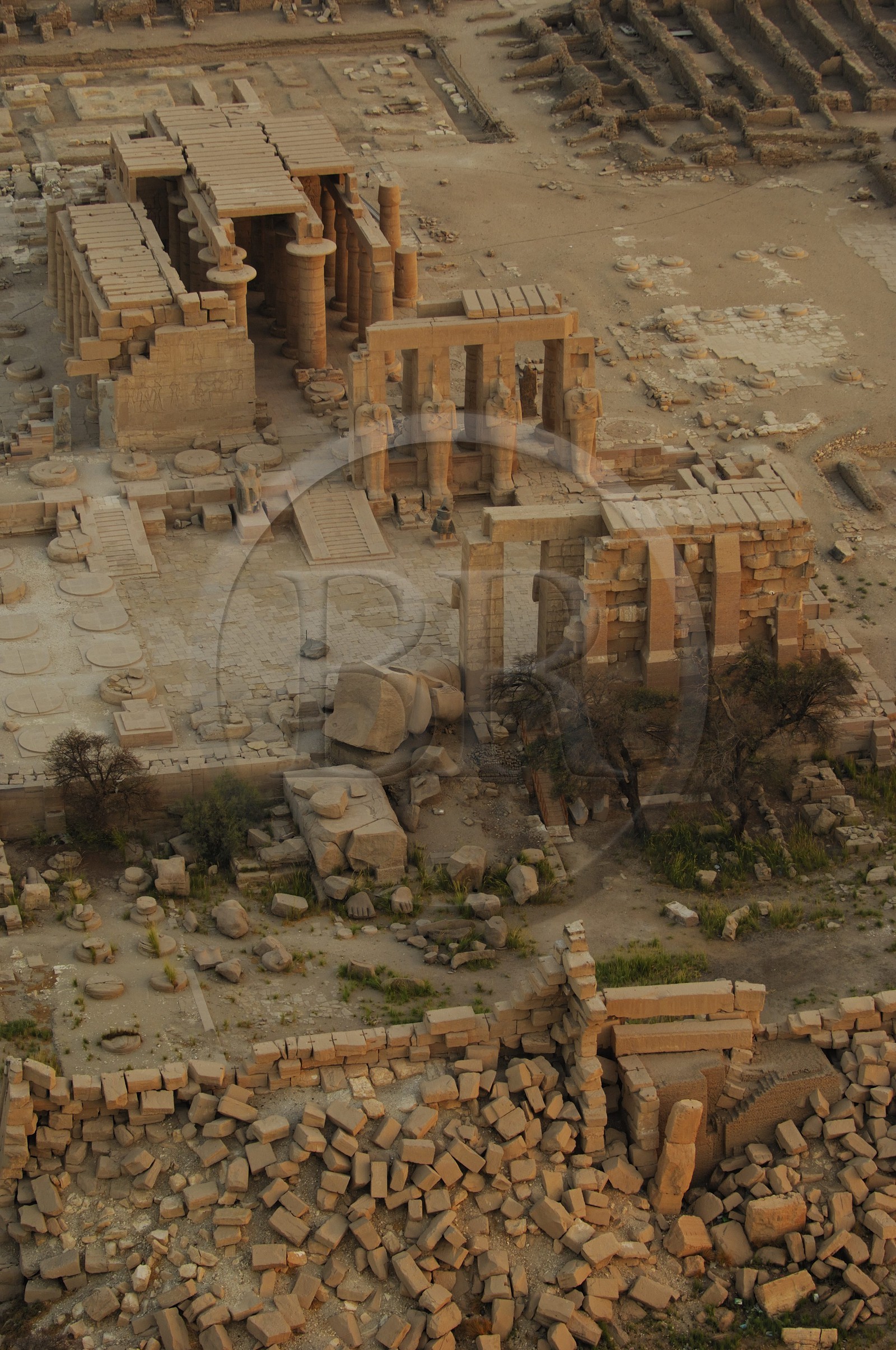 Egypte, Haute Egypte, vallée du Nil, environs de Louxor, nécropole thébaine classée Patrimoine Mondial de l'UNESCO, Thèbes Ouest, temple de Ramesseum (vue aérienne)