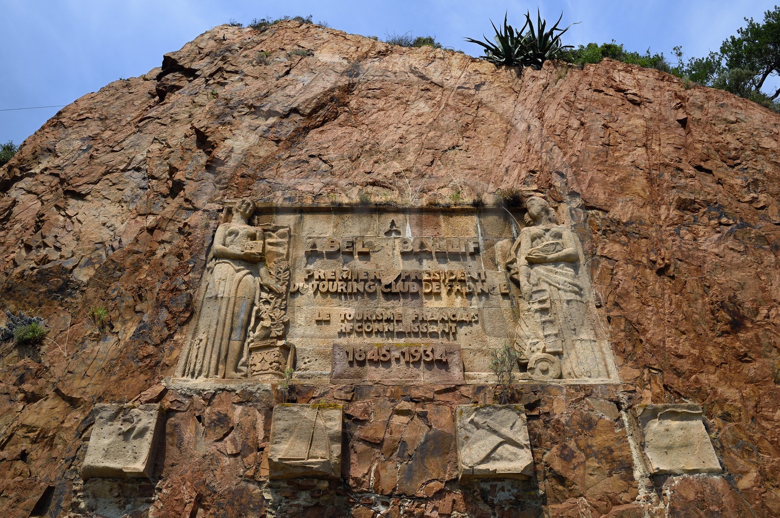 France, Var (83), Le Trayas commune de Saint-Raphaël, massif de l'Estérel, bas relief en hommage au Touring Club France qui a construit la route de la Corniche d'Or