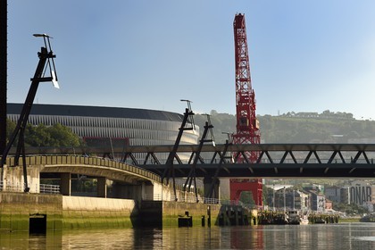 Espagne, Pays basque espagnol, Biscaye, Bilbao, le Stade San Mamés (2013) par l'architecte Norman Foster et la grue Carola en bordure du Ria de Bilbao