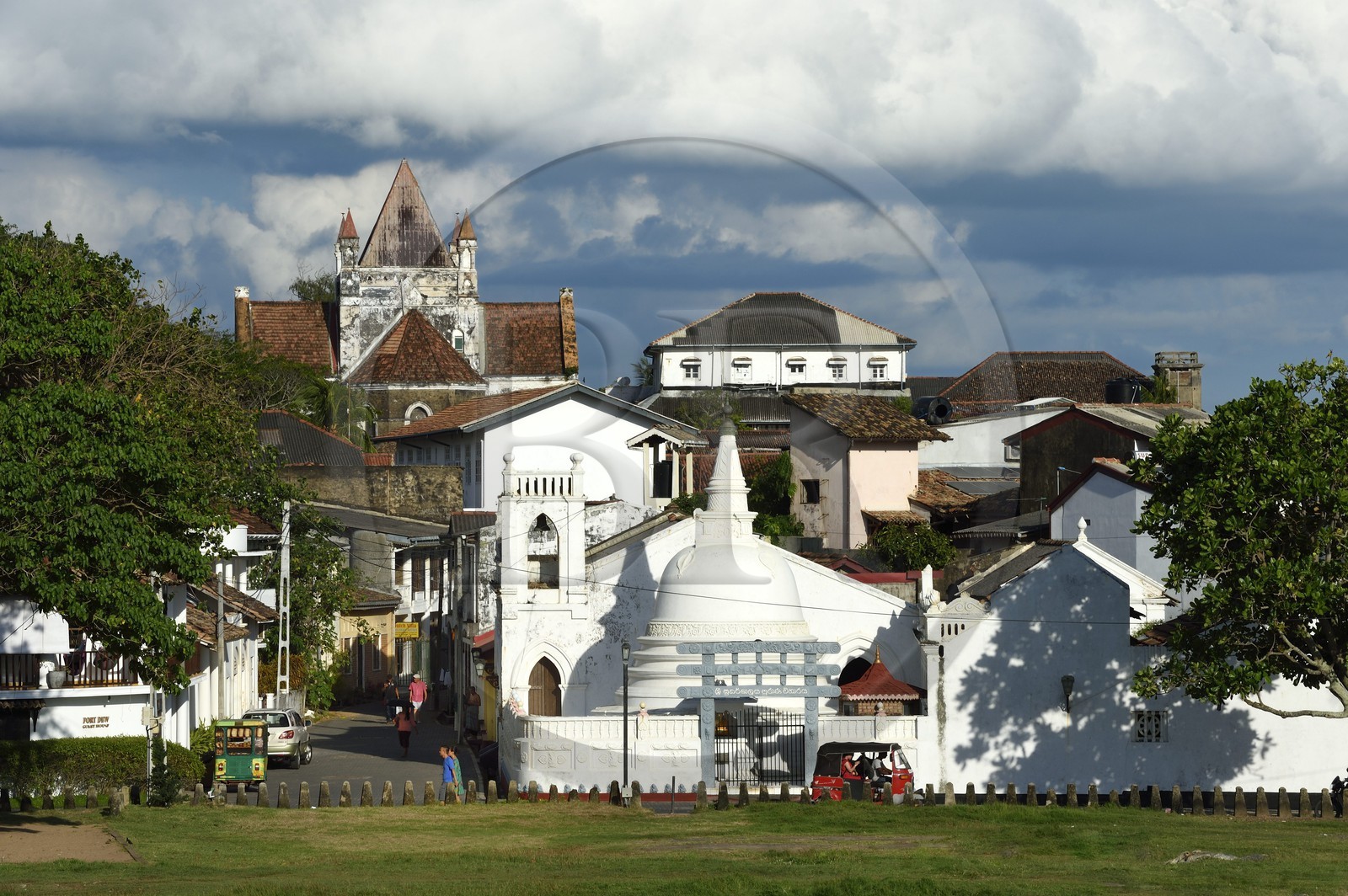 Sri Lanka, Province du Sud, Fort de Galle, classé Patrimoine Mondial de l'UNESCO, temple bouddhiste Sri Sudharmalaya dans le fort, en arrière plan la All Saints' anglican Church