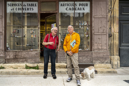 France, Côte-d'Or (21), Dijon, zone classée Patrimoine Mondial de l'UNESCO, place Bossuet, la Coutellerie de Langres, une boutique quincaillerie et plus, hors du temps et établie dans la maison natale de l'écrivain français Bossuet,elle est tenue par l’érudit Michel Pernod ici en compagnie du journaliste Gérard Bouchu, rédacteur en chef du magazine Pompon et Bingbang, deux regards décalés sur la vie culturelle et gastronomique de Dijon et sa région