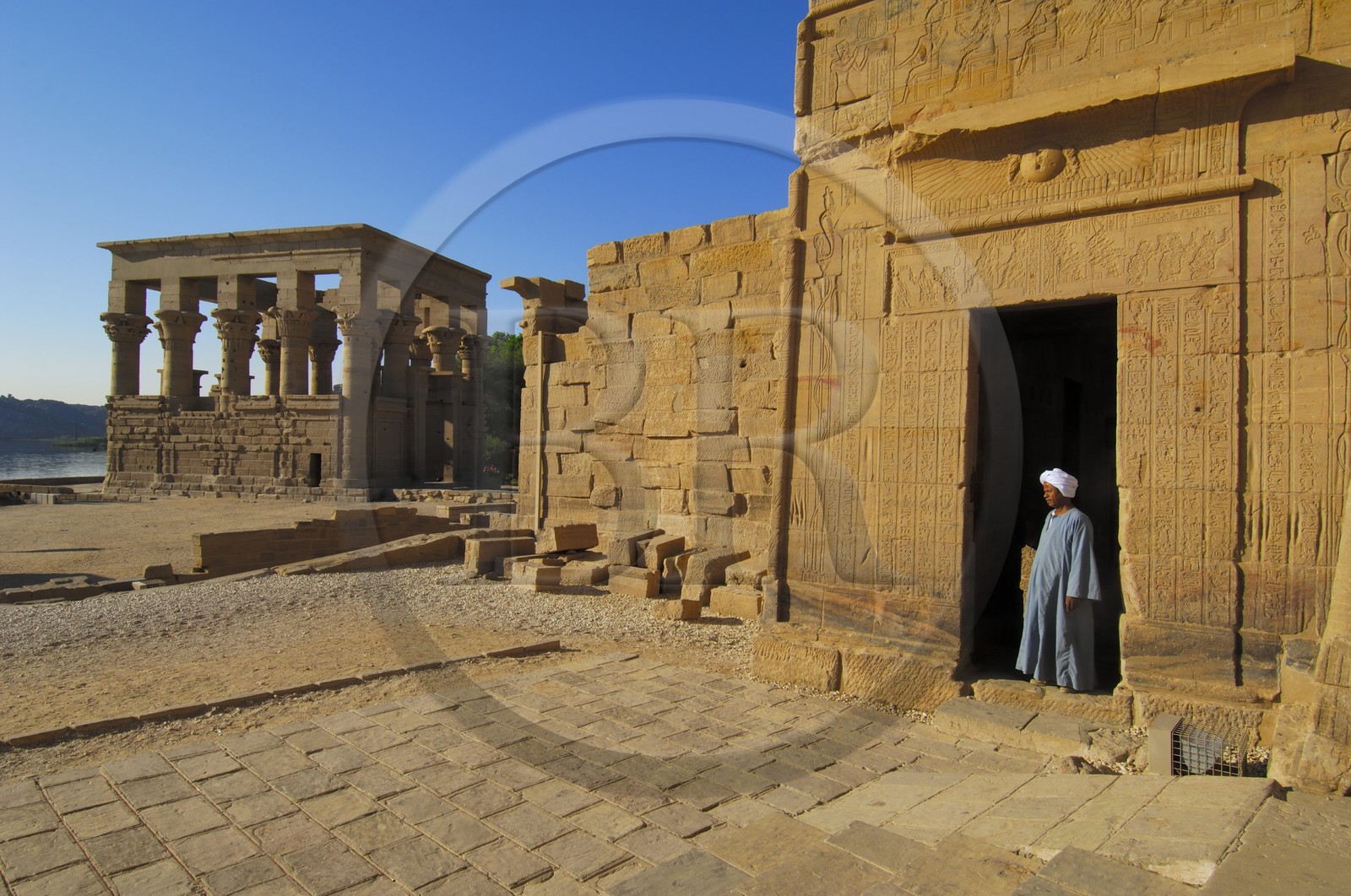 Egypte, Haute-Egypte, Nubie, vallée du Nil, Assouan, île d'Agilka, Philae classé Patrimoine Mondial de l'UNESCO, le temple d'Isis et le kiosque de l'empereur romain Trajan
