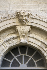 France (30), Gard, Beaucaire, Hotel de Linage, construit pour le receveur au grenier à sel au  XVIIIe siècle par l'architecte Jean Baptiste Franque, mascaron représentant un faune sur la clé d'arche