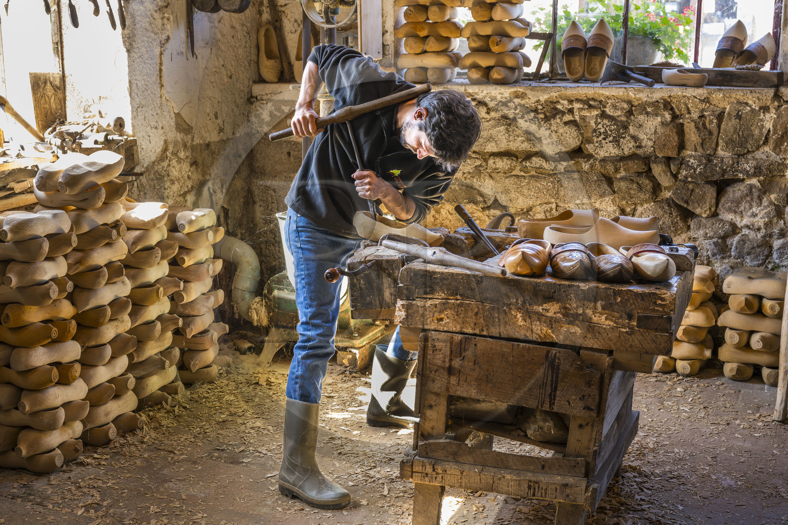 France, Nièvre (58), Parc naturel régional du Morvan, Gouloux, établissement Marchand (scierie, saboterie et boissellerie), Pierre Marchand dans l'atelier de la saboterie
