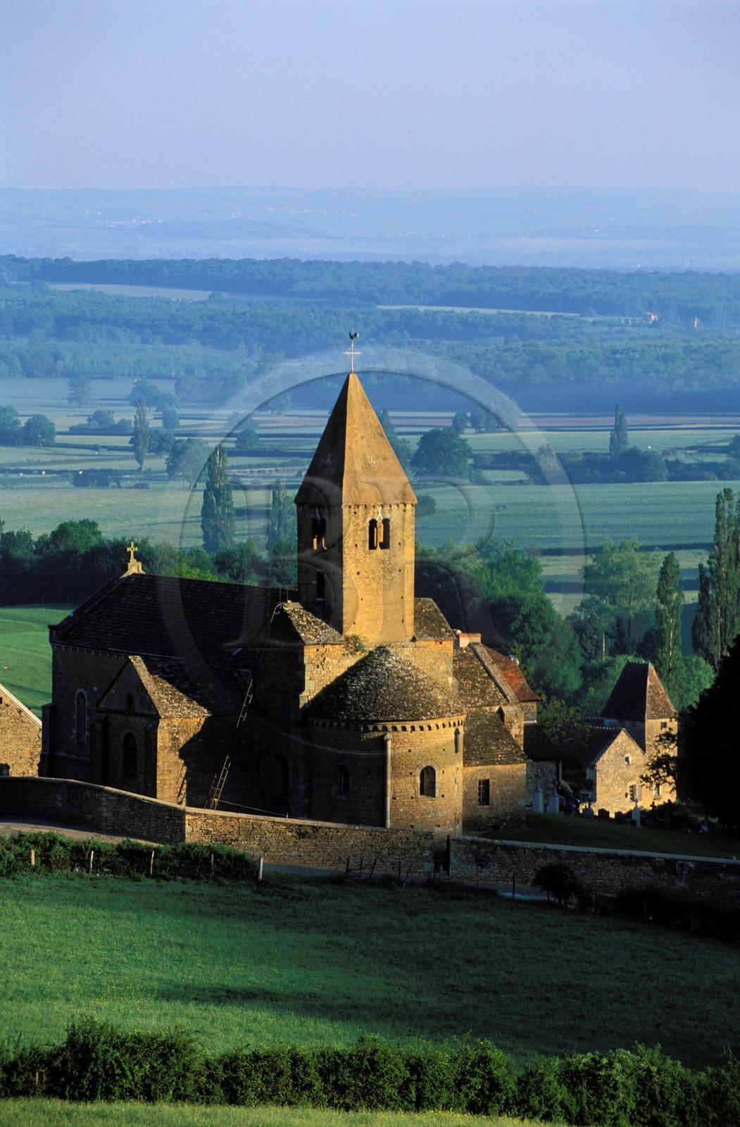 France, Saône-et-Loire (71), Mâconnais au petit matin, église de la Chapelle-sous-Briançon