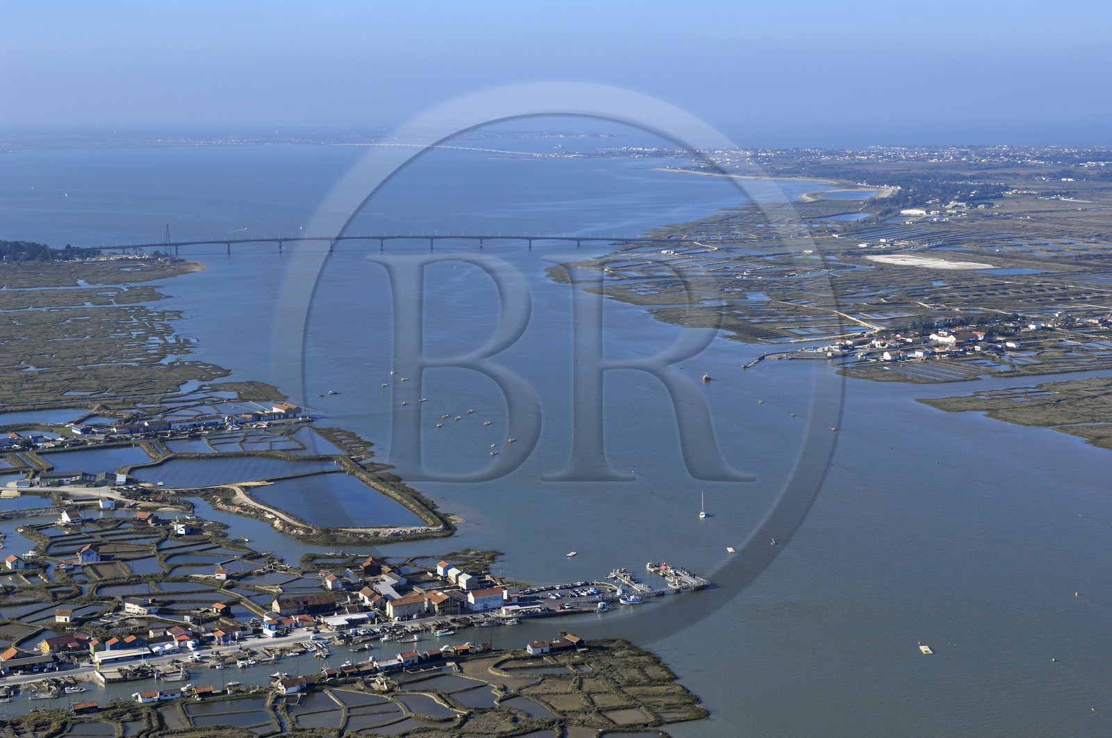 France, Charente-Maritime (17), bassin de Marennes-Oléron, La Tremblade, port de la grève au premier plan, viaduc de la Seudre et viaduc d'Oléron au fond (vue aérienne)