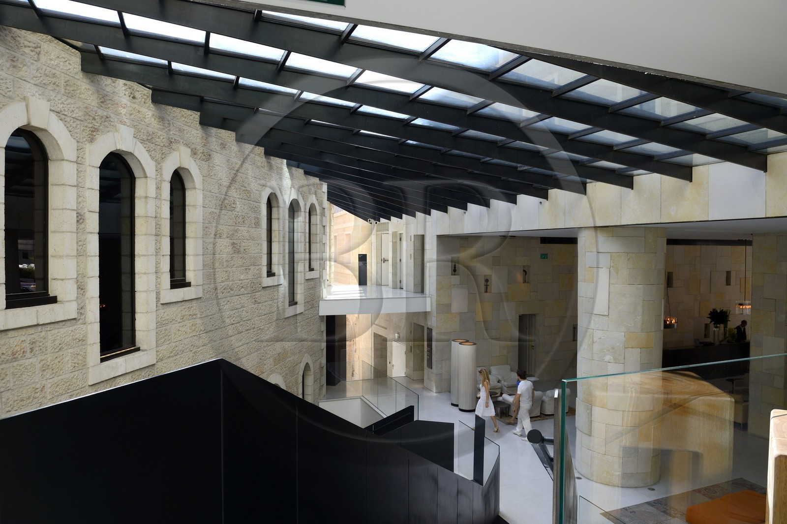 Israel, Jerusalem, le Mamilla Hotel en bordure du centre commercial de luxe de la rue piétonne Mamilla dans la ville moderne, conçu en collaboration avec Luxury Hotels Alrov et en partenariat avec les architectes Moshe Safdie et Piero Lissoni