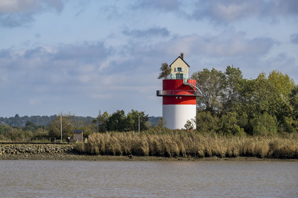 France, Loire-Atlantique (44), Cordemais, collection d'art contemporain à ciel ouvert Estuaire, la Villa Cheminée réalisé par l'artiste japonais Tatzu Nishi sur les rives de la Loire, oeuvre d'art mais aussi maison d'hôtes insolite