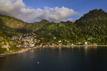 Caraïbes, Ile de la Dominique, baie de Soufrière, la plage et le village de Soufrière (vue aérienne)