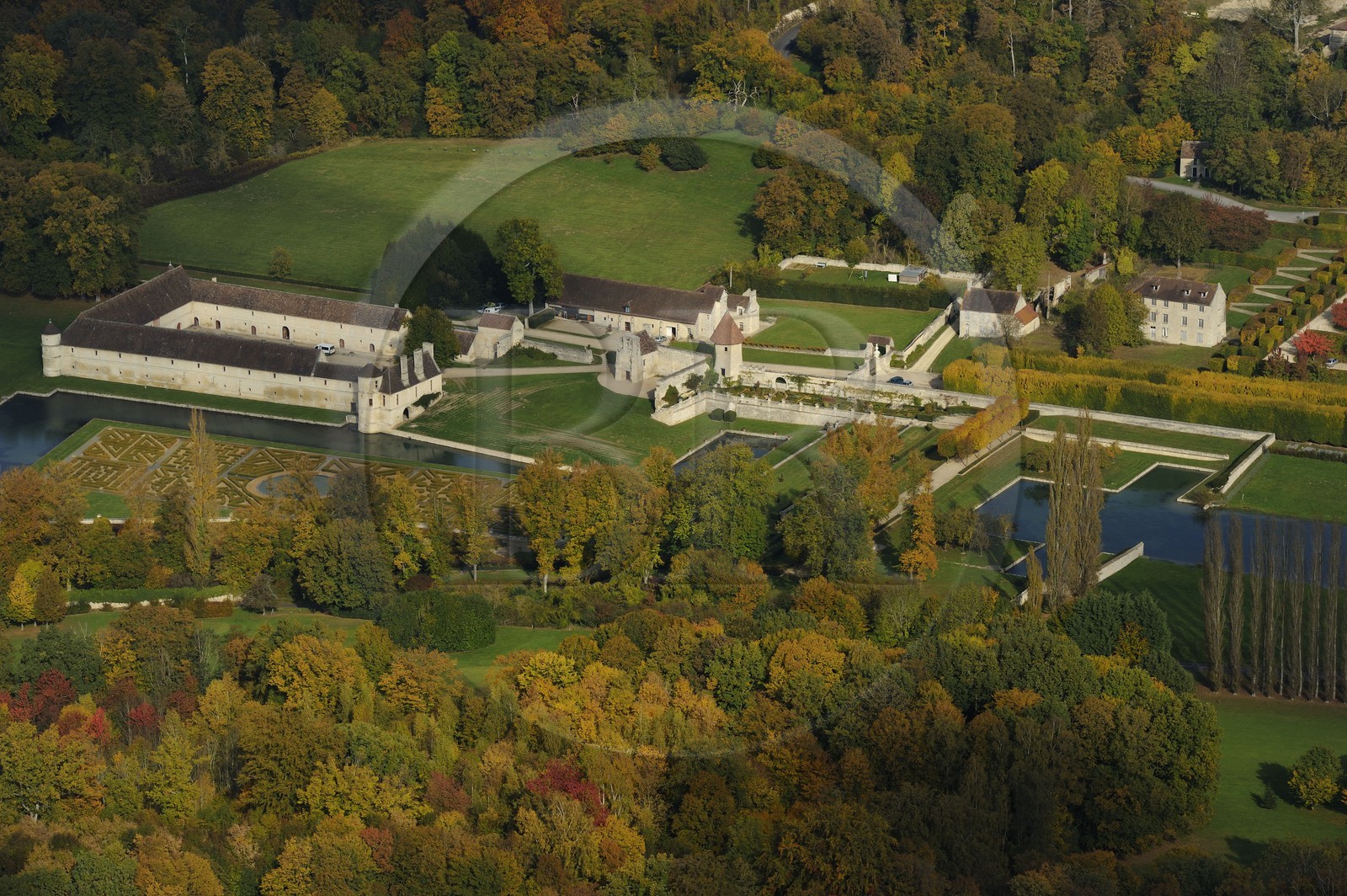France, Val d'Oise (95), Chaussy, parc naturel du Vexin français, domaine de Villarceaux, manoir de Ninon de Lenclos (vue aérienne)