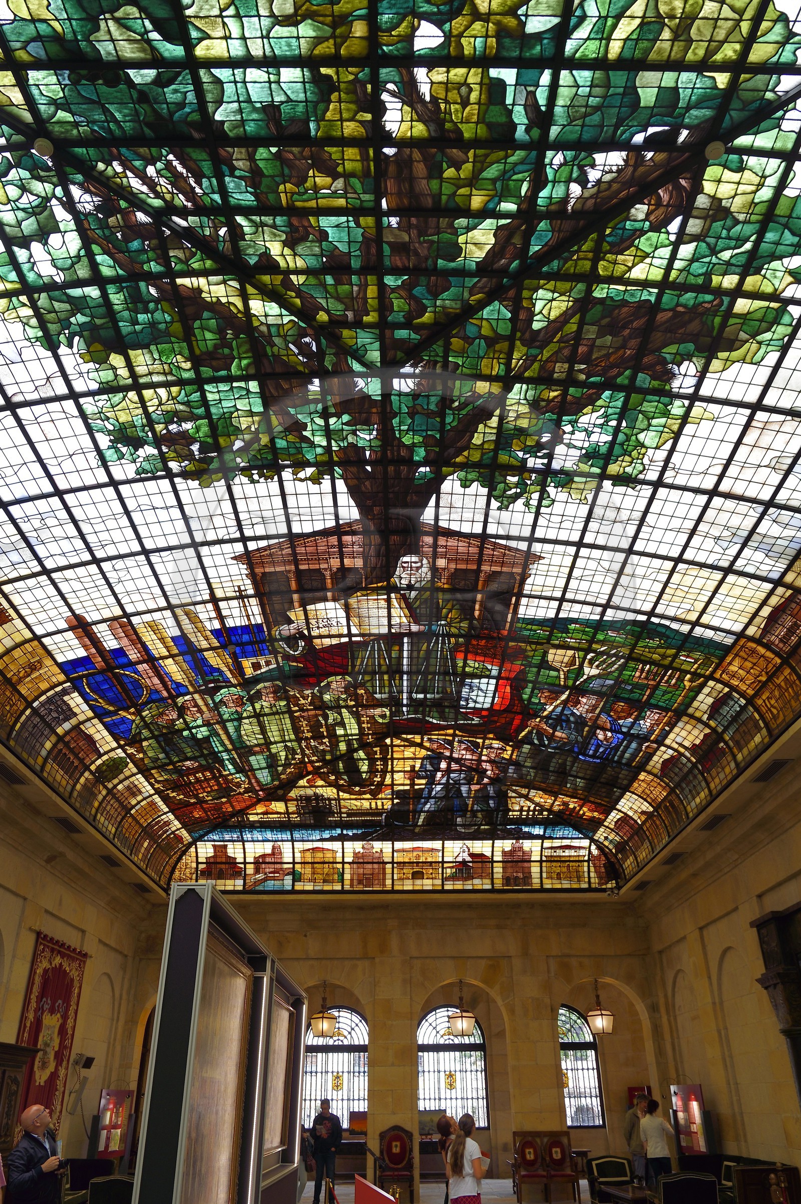 Espagne, Pays basque espagnol, Biscaye, Gernika-Lumo, la Maison des assemblées (Casa de Juntas), reproduction de l'arbre de Gernika sur la grande verrière