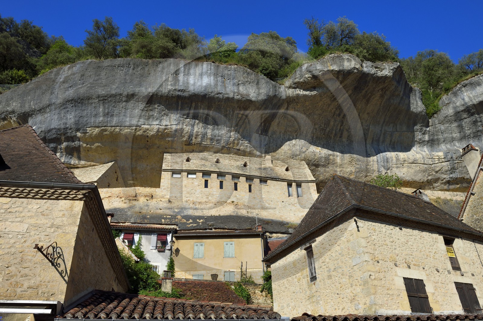 France, Dordogne (24), Périgord Noir, vallée de la Vézère, Les Eyzies-de-Tayac-Sireuil, site classé Patrimoine Mondial de l'UNESCO, le village dominé par la falaise