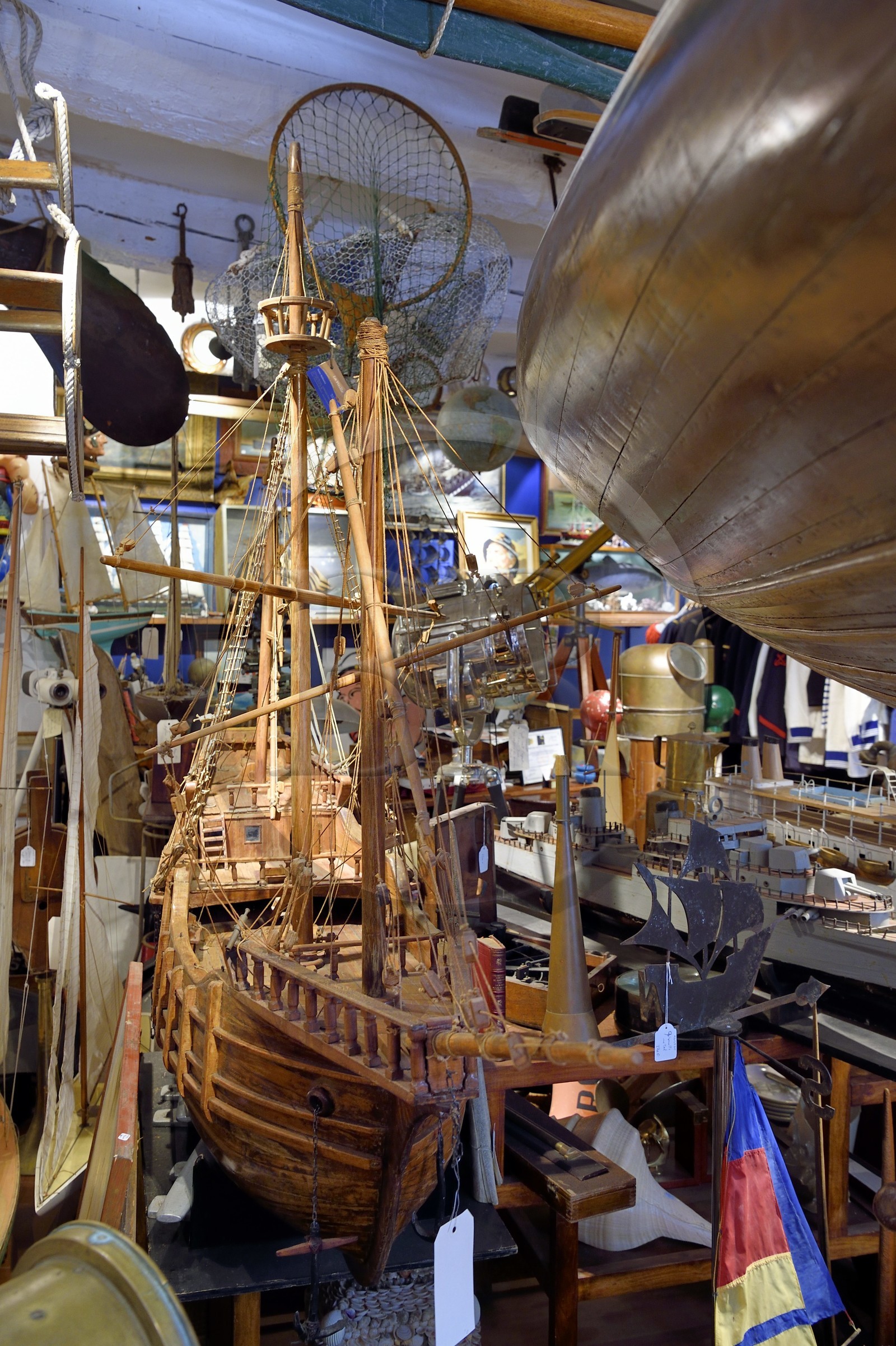 France, Var (83), Saint-Tropez, place de l'Ormeau, magasin d'antiquités marines La Vieille Mer