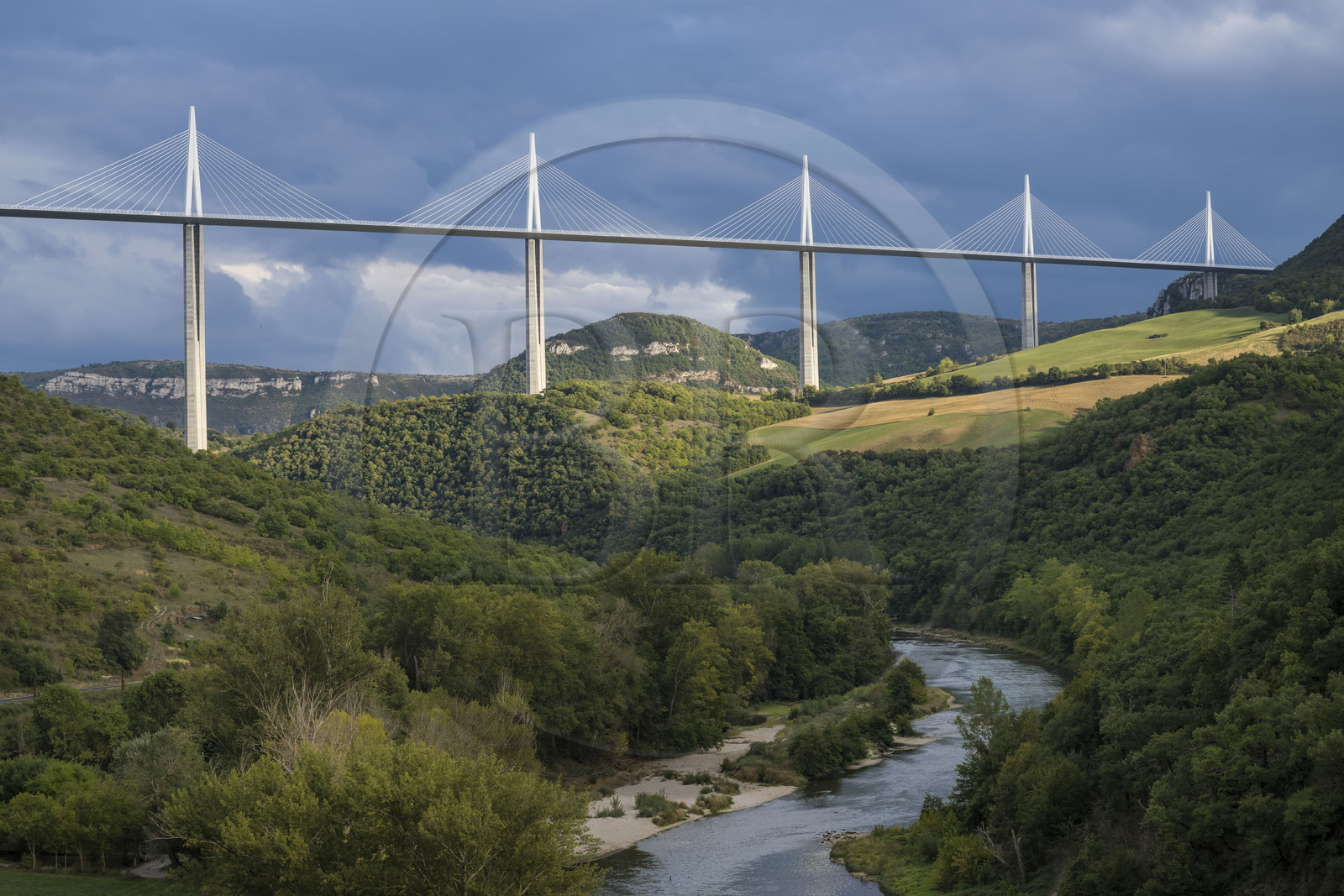 France, Aveyron (12), parc naturel régional des Grands Causses, Peyre, le viaduc de Millau des architectes Michel Virlogeux et Norman Foster, entre le Causse du Larzac et le Causse de Sauveterre au dessus du Tarn