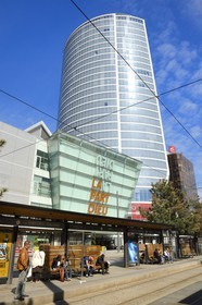 France, Rhône (69), Lyon, quartier de la Part-Dieu, le centre commercial de la Part-Dieu et le gratte-ciel de la Tour Oxygène