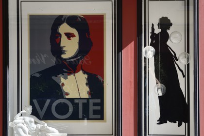 France, Corse-du-Sud (2A), Ajaccio, vitrine de la boutique fashion de Valerie Santarelli à l'enseigne Empires qui détourne l'image de Napoleon Bonaparte