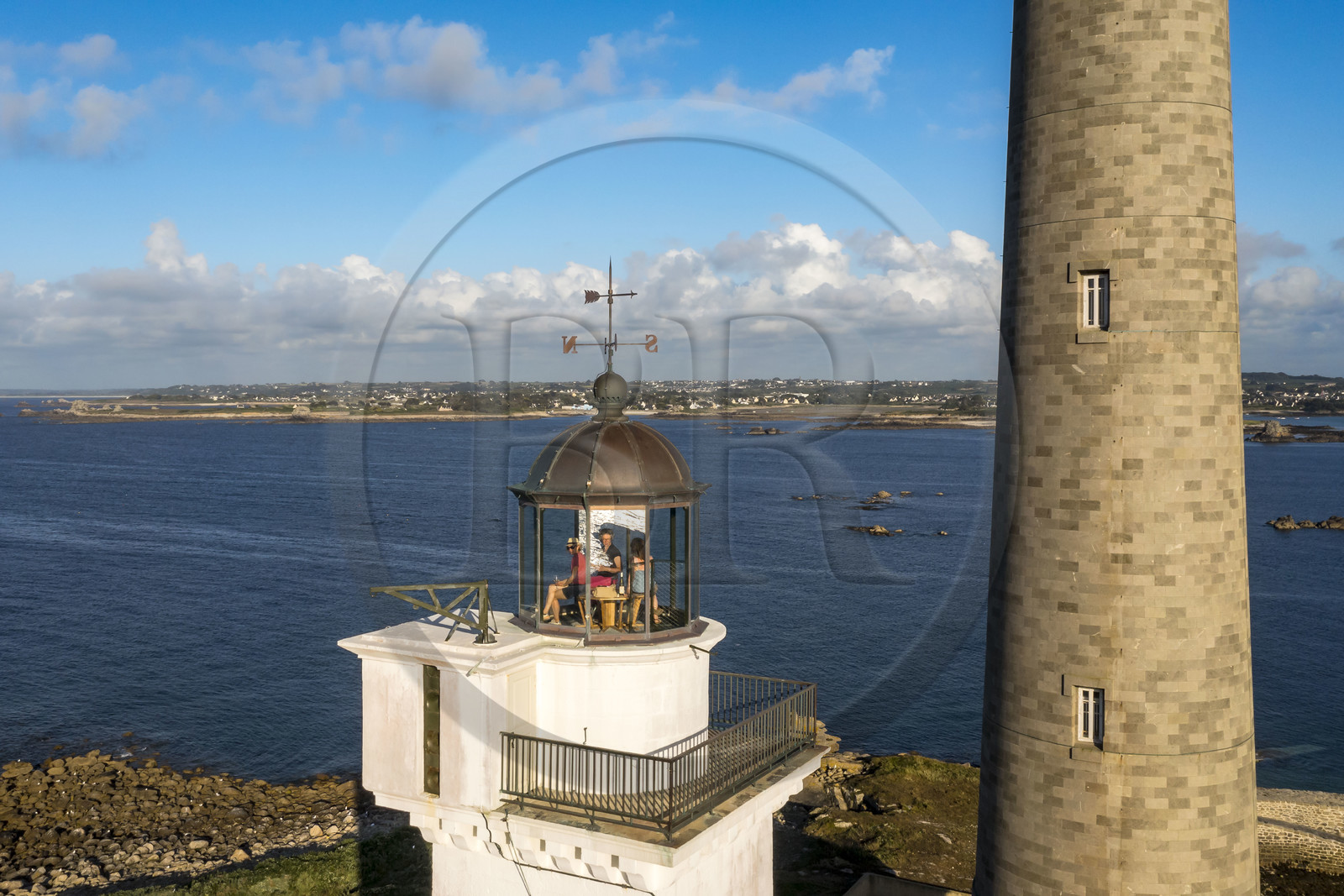 France, Finistère (29), Pays des Abers, Ile Vierge dans l'archipel de Lilia, le phare de l'Ile Vierge, le plus haut phare d'Europe avec 82,5 mètres, apéro avec vue sur l'estuaire de l'Aber Wrac'h depuis le sommet de l'ancien phare de 1845 transformé en écogite (vue aérienne)