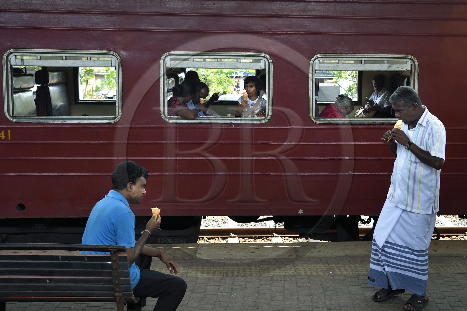 Sri Lanka, Province du Sud, gare de Galle, personnes mangeant des cornets de glace