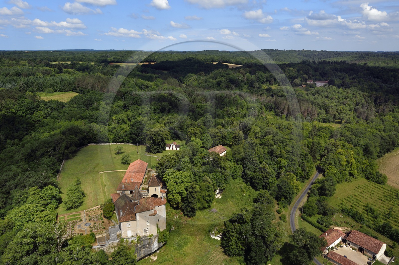 France, Dordogne (24), Périgord Vert, Valeuil, Chateau de Ramefort (vue aérienne)