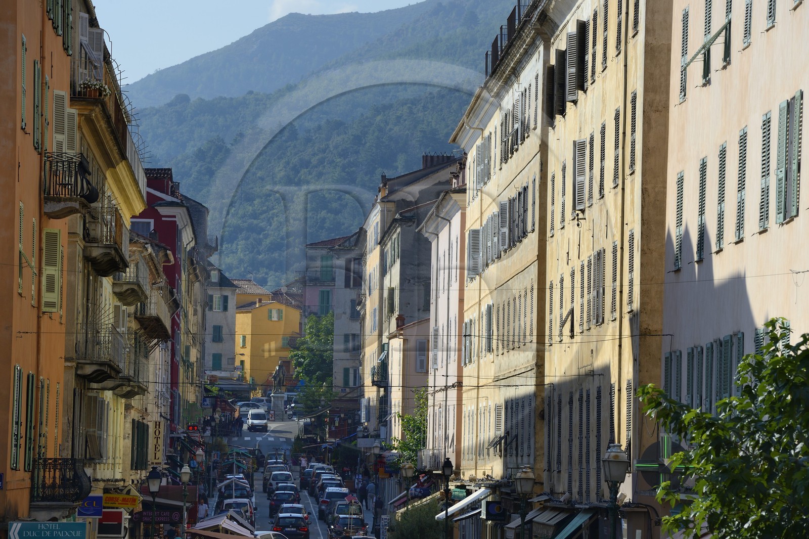 France, Haute-Corse (2B), Corte, le cours Paoli est le principal axe de la ville