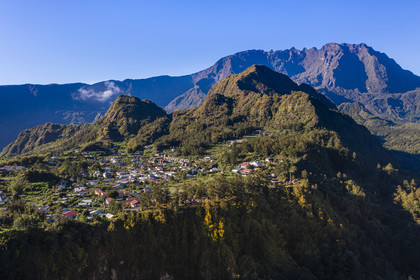 France, Ile de la Reunion, Cirque de Salazie, classé Patrimoine Mondial de l'UNESCO, le village de Mare à Vieille Place dominé par le Piton Gabou (vue aérienne)
